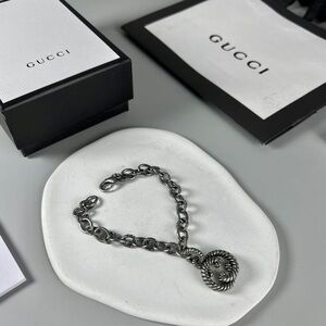 Gucci Silver Chain Bracelet with Twisted Charm